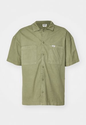 Kortærmet olivengrøn skjorte lavet af bomuld, med kravehals, to fortasker og knaplukning.