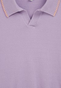 Polo en tricot lavande avec un col et une petite encolure en forme de V, présentant un détail de point de couleur pêche sur les bords du col.
