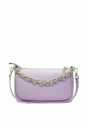 Clutch in pelle lilla con finitura testurizzata, dotato di una tracolla in oro e di una tracolla rimovibile. Chiusura a zip nella parte superiore.
