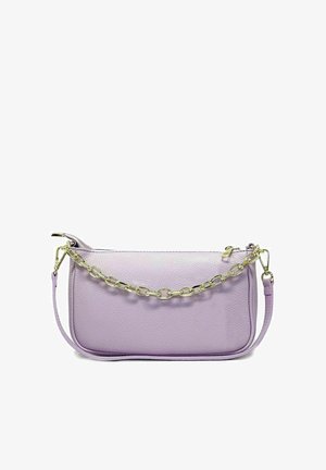 Lila Leder-Clutch mit strukturierter Oberfläche, ausgestattet mit einer goldenen Ketten-Tragriemen und einem abnehmbaren Schultergurt. Reißverschlussverschluss oben.