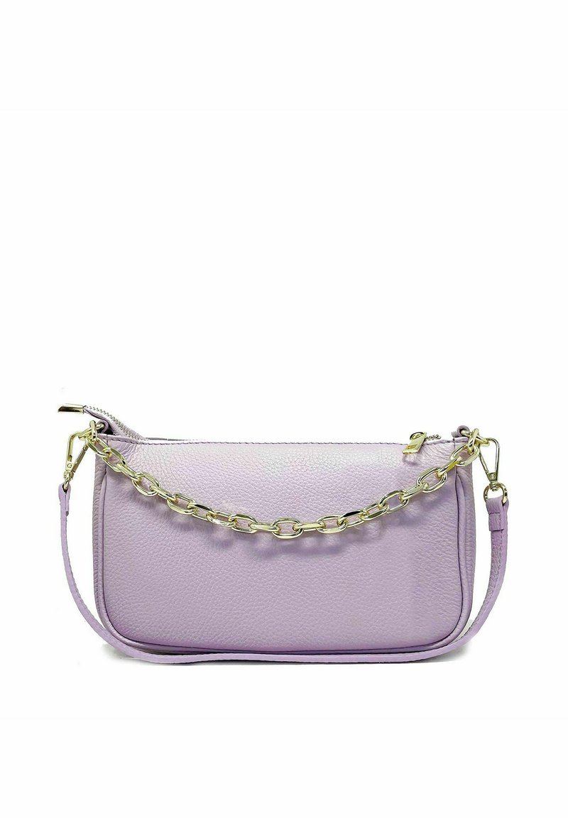 Fialová kožená kabelka s texturovaným povrchem, vybavená zlatým řetízkovým popruhem a odnímatelným ramenním popruhem. Zapínání na zip nahoře.