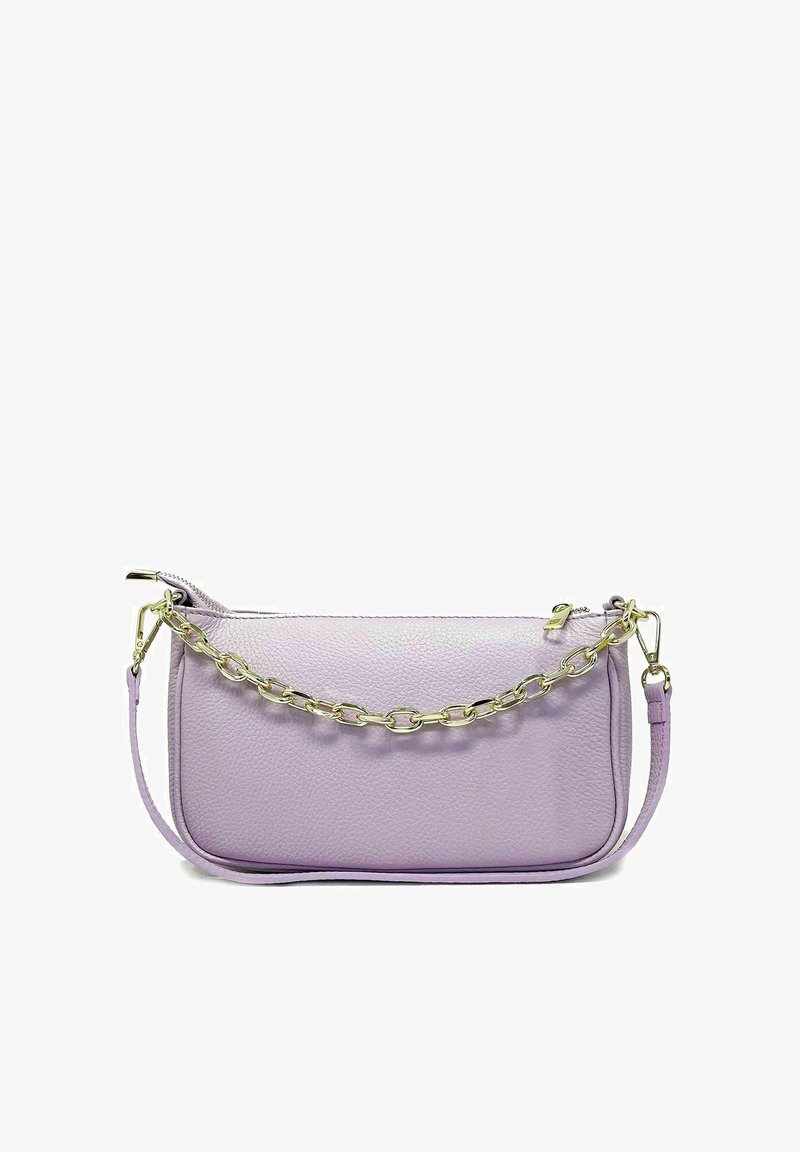 Fialová kožená kabelka s texturovaným povrchem, vybavená zlatým řetízkovým popruhem a odnímatelným ramenním popruhem. Zapínání na zip nahoře.