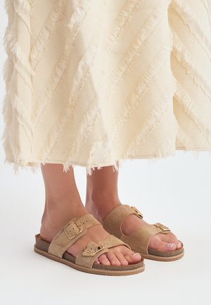 RYŁKO - Klapki płaskie