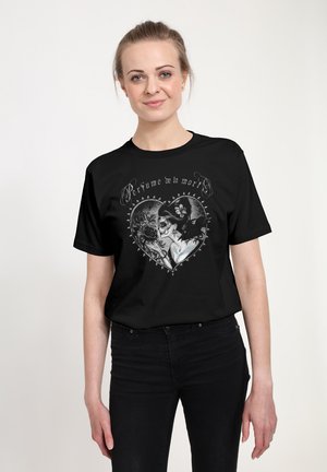 Czarny t-shirt z graficznym nadrukiem z kwiatowymi akcentami, kształtem serca oraz tekstem "Parfum de la mort" w stylizowanej czcionce.