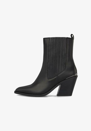 Czarny skórzany botek za kostkę z szpiczastym noskiem, elastycznymi bocznymi panelami i fakturowanym tyłem. Posiada solidny, geometryczny obcas.