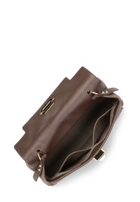 Borsa a mano in pelle marrone con apertura superiore, caratterizzata da una chiusura in metallo dorato e due scomparti interni. Texture liscia.