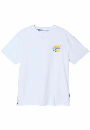 Biała koszulka z krótkim rękawem i okrągłym dekoltem, z małą grafiką tarty cytrynowej i plasterkami cytryny na lewej piersi.