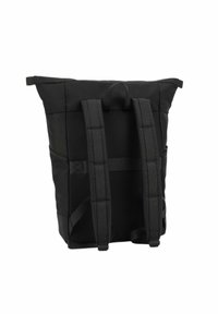 Zaino nero con spallacci regolabili imbottiti, pannello posteriore in rete e design a rotolo. Presenta un tessuto resistente e una tasca laterale con zip.