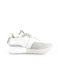 Baskets blanches et grises avec lacets à l'avant, semelle intermédiaire texturée, et accent doré métallique au talon, présentées de profil sur fond blanc.