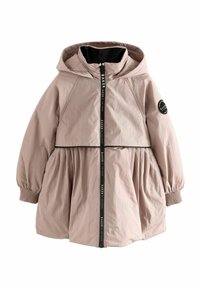 Ljusrosa barnjacka med huva, sammanknuten midja, dragkedja fram och elastiska manschetter. Har ett svart logotypmärke och en kontrasterande dragkedja.