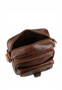 Borsa in pelle marrone con finitura texture, dotata di chiusura con zip superiore, tasca frontale e tracolla regolabile. L'interno presenta diversi scomparti.