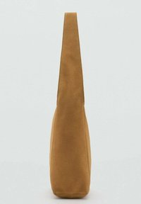 Sac à bandoulière en suède marron avec une forme allongée, un fond plat et une seule sangle large. Texture lisse et design minimaliste.
