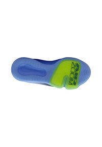 Blauwe en groene schoenzool met een gestructureerde afwerking, opvallende groeven voor grip en zichtbare "ZOOM" branding op een felgroen oppervlak.