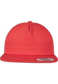 Rode honkbalpet met een gestructureerde vorm, vlakke rand en een gladde stoftextuur. Heeft een ronde logo-opdruk op de voorkant.