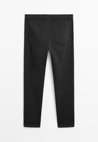 Pantaloni in denim nero con una vestibilità slim, dotati di una vita standard, due tasche posteriori e una texture liscia.