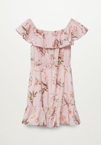 Vestido floral rosa con volantes que caen sobre los hombros, cinturilla elástica y una falda fluida que presenta un dobladillo en capas y patrones de hojas.