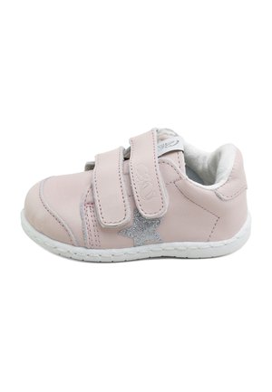 Zapato rosa claro para niño pequeño con dos tiras de velcro, estrella plateada con brillo en el lateral y suela y forro interior acolchados blancos.