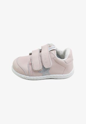 Zapato rosa claro para niño pequeño con dos tiras de velcro, estrella plateada con brillo en el lateral y suela y forro interior acolchados blancos.