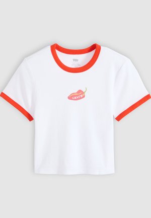 Biały krótki T-shirt z czerwonym obszyciem na kołnierzu i rękawach, z czerwoną grafiką chili i napisem „Levi's” na środku.