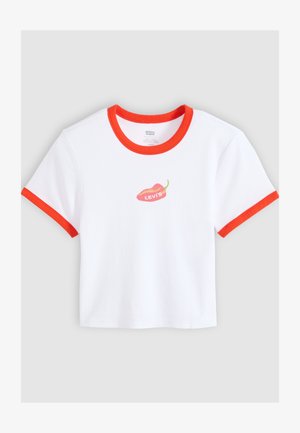 Valkoinen lyhyt T-paita, jossa punaiset reunukset kauluksessa ja hihoissa, keskipisteenä punainen chili-viiva, jossa teksti "Levi's".