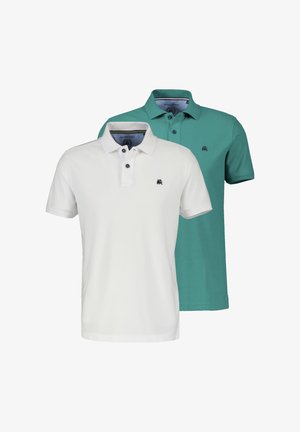 Zwei kurzärmelige Poloshirts, eines weiß und eines türkis, jeweils mit einem kleinen dunklen, bestickten Logo auf der linken Brust und mit Knopfleisten an den Kragen.