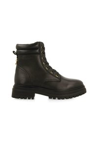Botas de tobillo de cuero negro con suela resistente, ojetes dorados, cordones en la parte delantera, un cuello acolchado y un lazo en la parte trasera para ponérselas fácilmente.