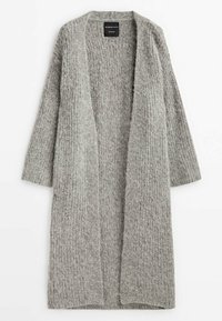 Long gilet gris tricoté ouvert sur le devant avec texture côtelée et manches trois-quarts sur fond blanc.