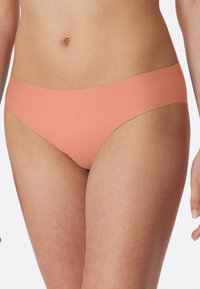 Braguita de bikini color durazno con acabado suave y diseño sin costuras; corte de tiro bajo y cintura ancha para mayor comodidad y ajuste.