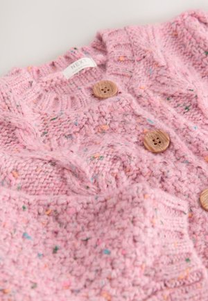 Rosa stickad kofta med ett strukturerat mönster, med två träknappar och flerfärgade inslag i tyget. Märkesetikett synlig.