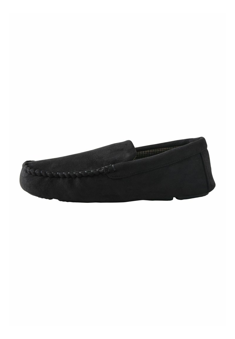 Schwarzer Wildleder-Mokassin-Pantoffel im Stil mit geschwächtem Zehenbereich, genähten Details und flexibler Sohle, ausgestattet mit einem schlichten Slip-On-Design.