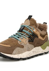 Sneaker con motivo a spina di pesce marrone e beige, con lacci azzurri chiari, dettagli neri, rivestimento morbido e suola screziata crema e verde.