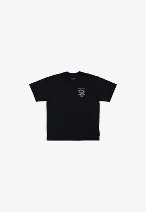 Melnā īsām piedurknēm t-krekls ar baltu tekstu un viļņu grafiku, kurā uzrakstīts "Domino Dave’s House of Surf" kreisajā krūtī.