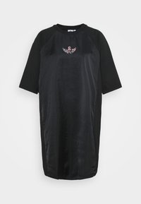Černé šaty ke kolenům s krátkými rukávy a barevným logem Adidas umístěným uprostřed hrudi, se saténovým předním panelem.