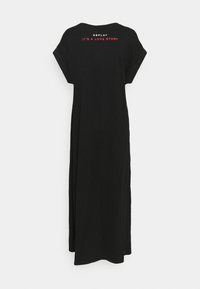 Černé maxi šaty vyrobené z měkké tkaniny s volným střihem, s krátkými rukávy a textem na zádech, který zní "REPLAY JE TO LOVE STORY" v červené barvě.