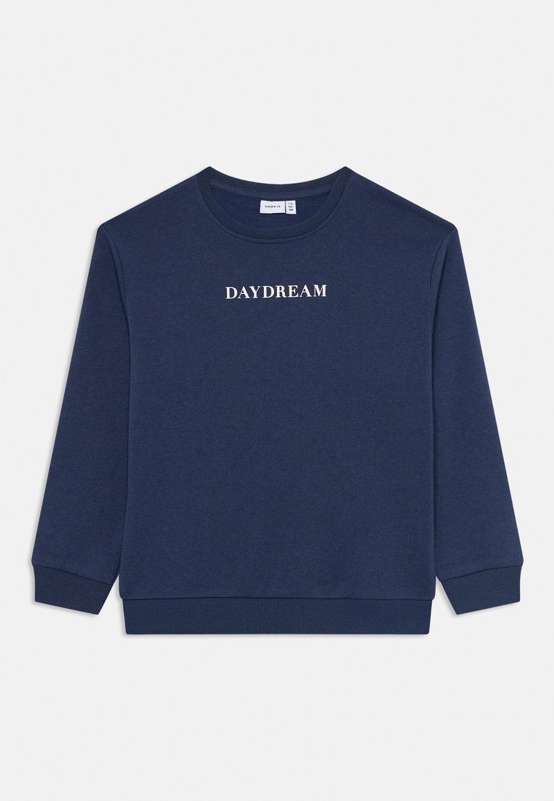 Marineblå genser med rund hals og ribbestrikket mansjetter og hem, med ordet "DAYDREAM" i hvitt sentrert på brystet.