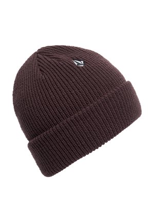 Bonnet en maille côtelée marron foncé avec un revers et un petit logo brodé noir et blanc à l’avant.