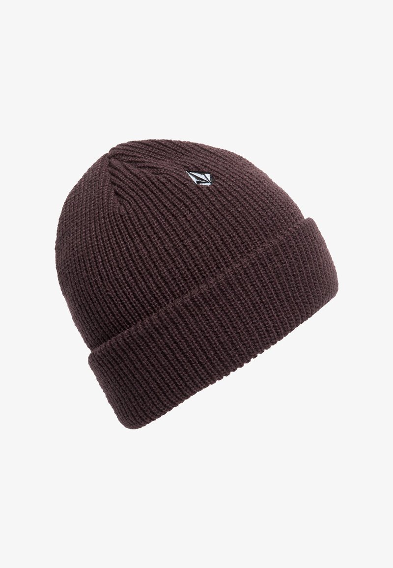 Bonnet en maille côtelée marron foncé avec un revers et un petit logo brodé noir et blanc à l’avant.
