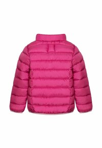 Chaqueta abullonada rosa con cuello con solapa, con costuras horizontales y puños elásticos. El diseño es ligero y acolchado.
