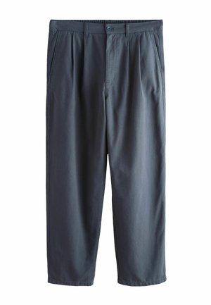 Temno modre hlače po meri z zankami za pas, stranskimi žepi, sprednjimi pregibi, zapenjanjem na gumbe in zadrgo, prikazane položene na beli podlagi.