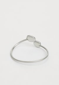 Sølv armbånd med et glatt, minimalistisk design, med to buede ender og en slank, polert overflate.