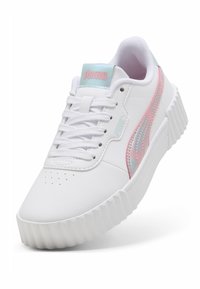 Weiße Sneaker mit einem Obermaterial aus strukturiertem Leder, rosa und schimmernden Akzenten, runder Zehenpartie, Schnürverschluss und einer dicken, geriffelten Sohle.