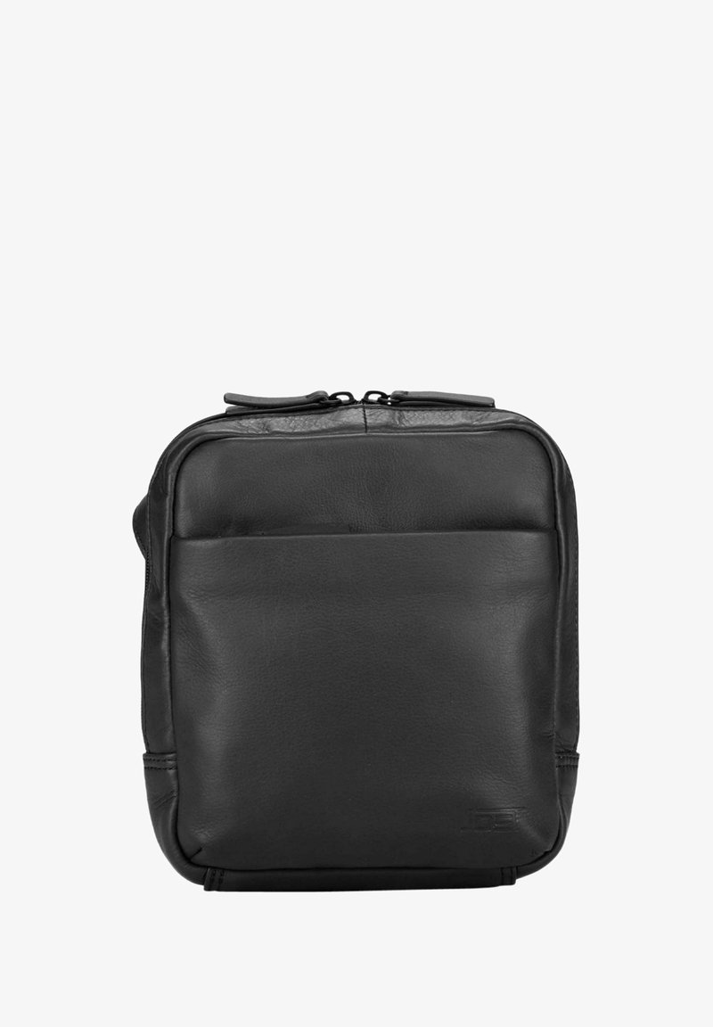 Borsa in pelle nera con una texture liscia, chiusura con cerniera e tasca frontale. Forma quadrata con bordi arrotondati e dettagli hardware minimalisti.