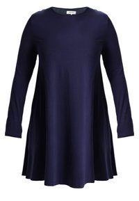 Granatowa sukienka z długim rękawem, okrągłym dekoltem, rozkloszowanym krojem, gładką fakturą tkaniny i długością do kolan. Bez wzorów ani elementów metalowych.