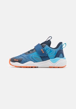Zapatilla deportiva azul con parte superior de malla texturizada, detalles en naranja, tira ajustable y suela blanca acolchada diseñada para brindar soporte.