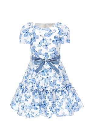 Vestido blanco con estampado de mariposas azules, mangas abullonadas, falda con volantes y una amplia cinta azul atada en un lazo en la cintura.