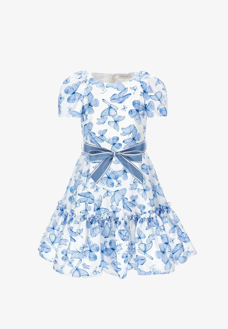 Robe blanche avec imprimé papillons bleus, manches bouffantes, jupe à volants et un large ruban bleu noué en nœud à la taille.