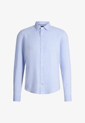 Chemise bleu clair à manches longues avec col classique et boutons blancs, en tissu texturé.