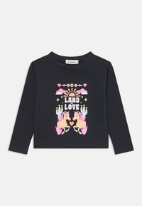 Schwarzes Langarmshirt mit einem bunten Grafikdruck von zwei Einhörnern, Herzen und Kakteen, mit der Aufschrift "LAND OF LOVE". Aus weichem Baumwollmaterial.