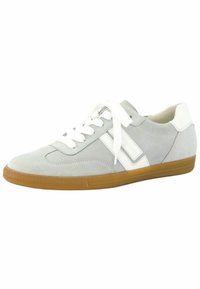 Sneaker in camoscio grigio chiaro con dettagli bianchi, caratterizzato da una punta rotonda, suola in gomma e lacci bianchi. Design semplice con strisce laterali.