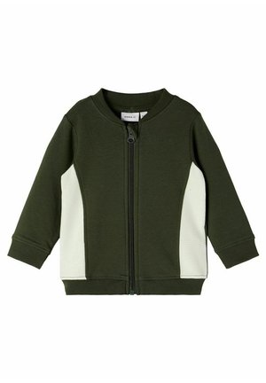 Zelená bunda na zip vyrobená z měkké látky, s bílým žebrovaným bočním panelem a zaobleným výstřihem. Dlouhé rukávy s žebrovanými manžetami.